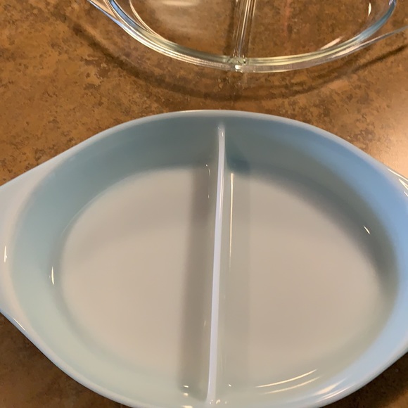 Vintage Pyrex divided casserole dish - Picture 2 of 5